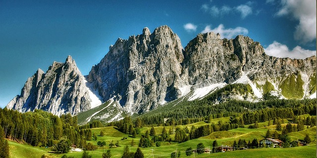 dolomites-2435272_640.jpg