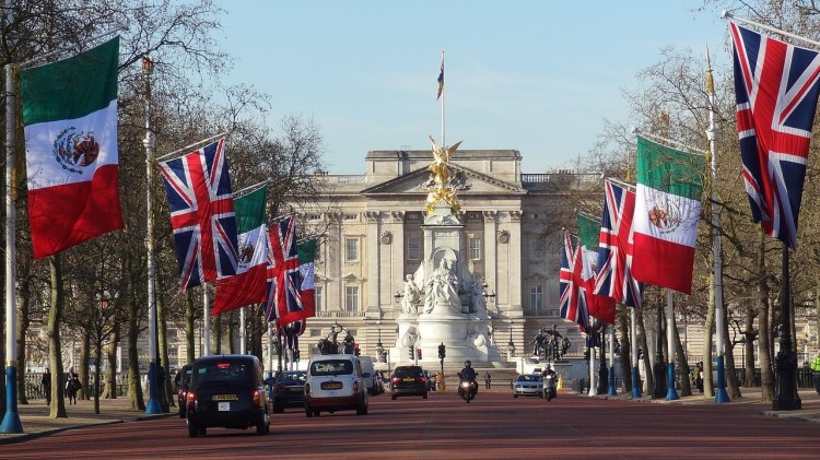 Buckingham palace from the mall
