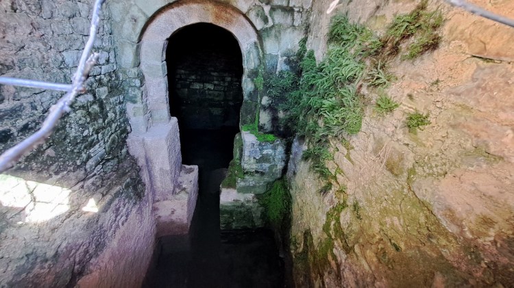 The unassuming Roman Fountain in Sévérac-le-Château 