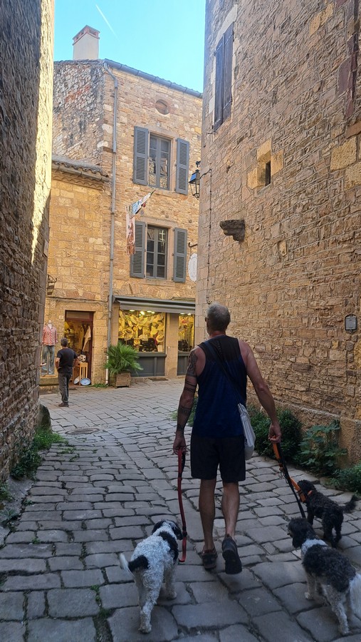 Mark reaches the main street, Cordes-sur-Ciel