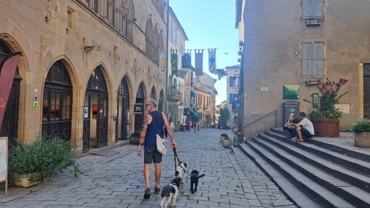 Mark in the centre of Cordes-sur-Ciel flanked by a row of Gothic arches, which illustrate why Cordes was known as the city of 100 ogives.